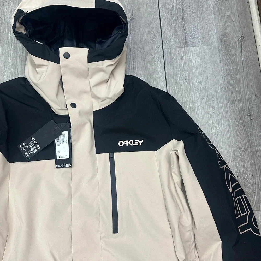 Oakley Men's Black and Cream Ski Jacket - Picture 10 of 14